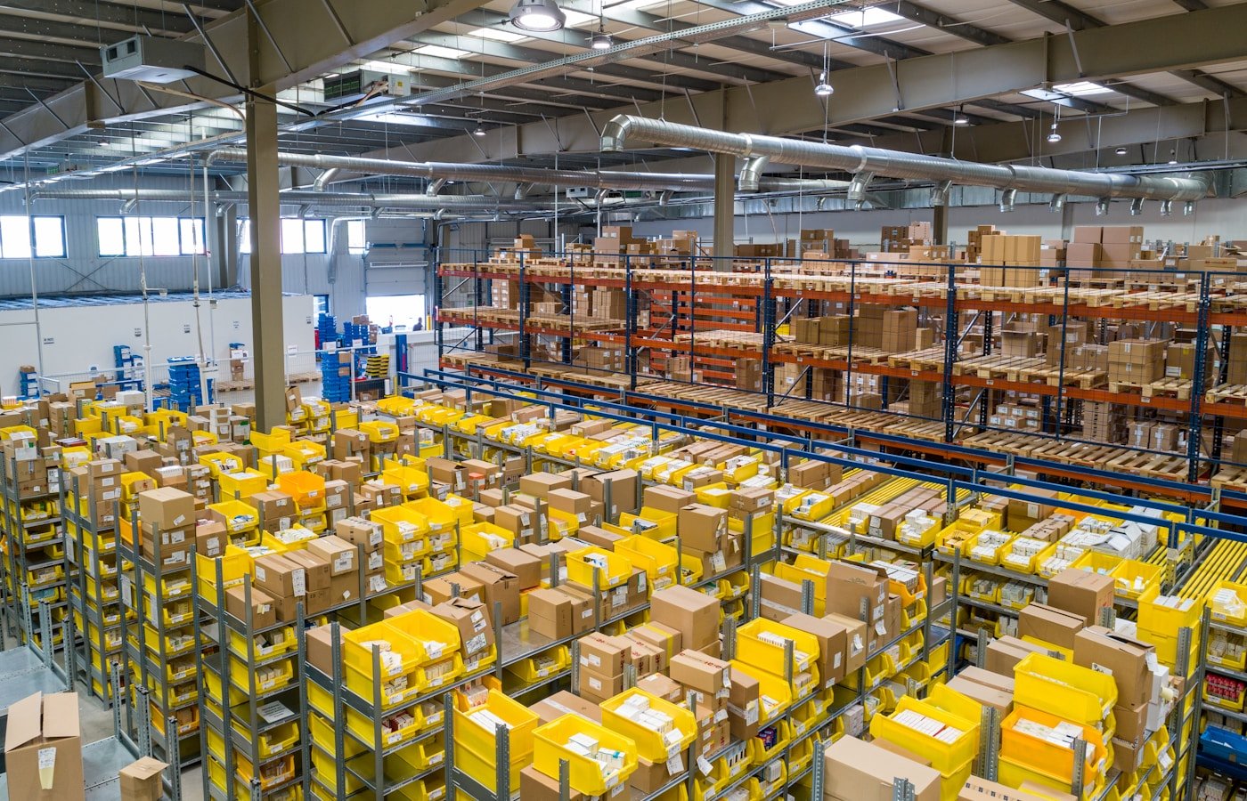 E-commerce customer operations team managing omnichannel support and order fulfillment